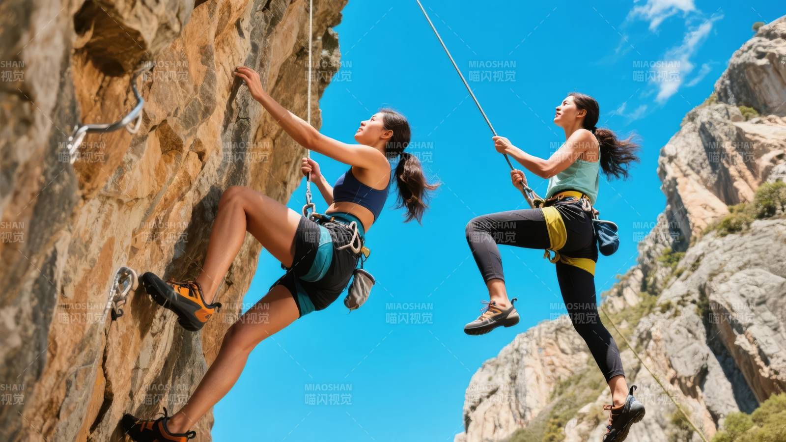 双人攀岩挑战高峰图片