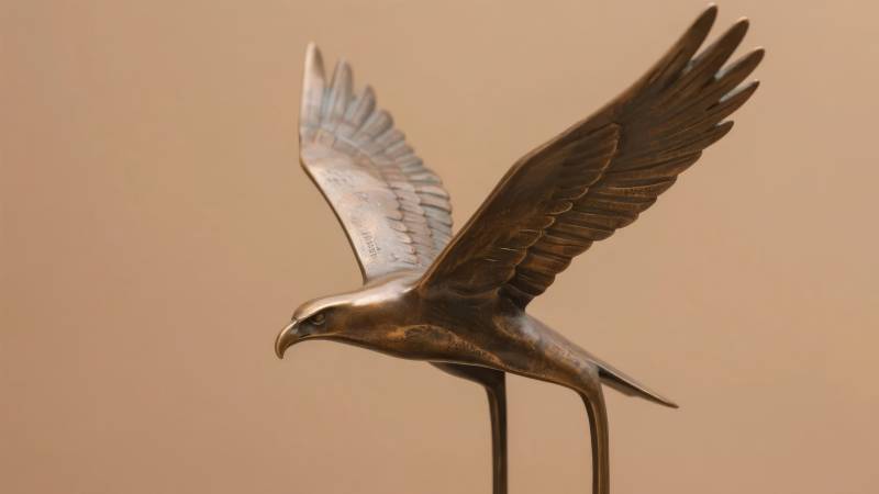 展翅雄鹰雕塑图片