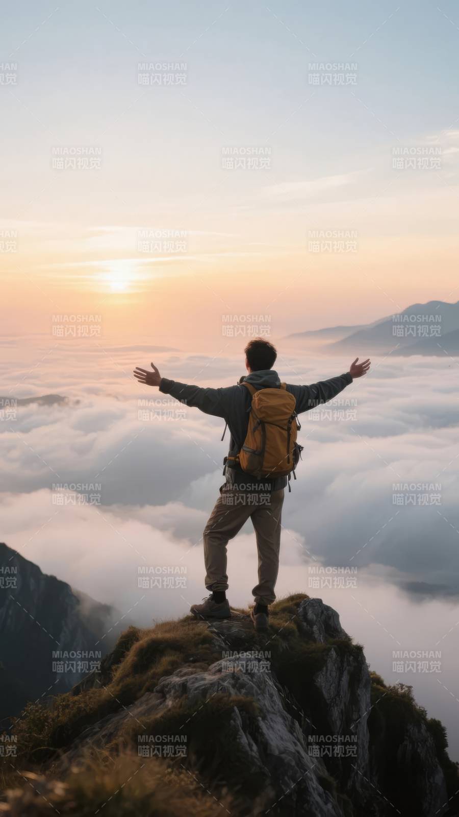 云海之巅 心向朝阳图片