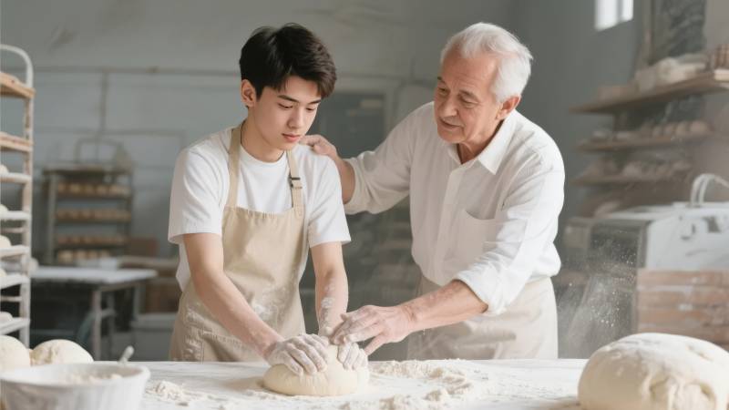祖孙共制面包图片