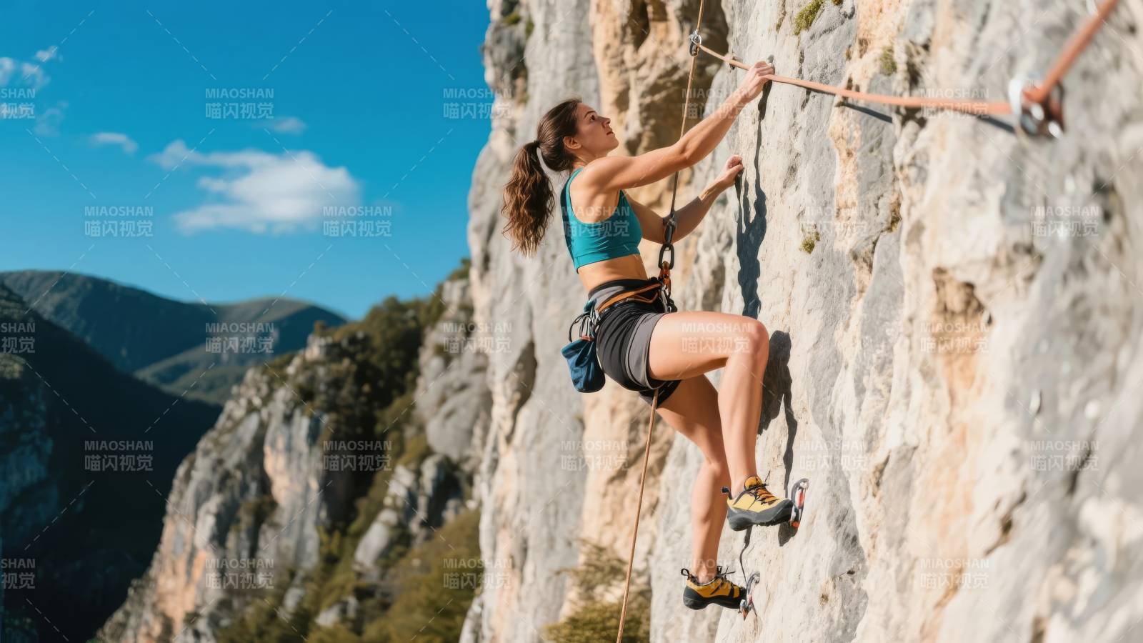 岩壁上的攀登者图片
