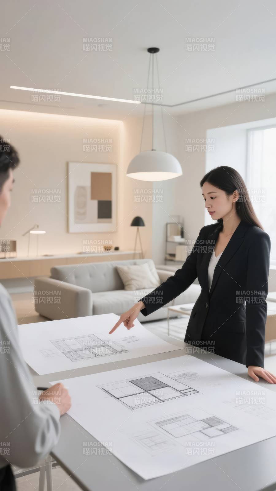 设计师讨论方案图片