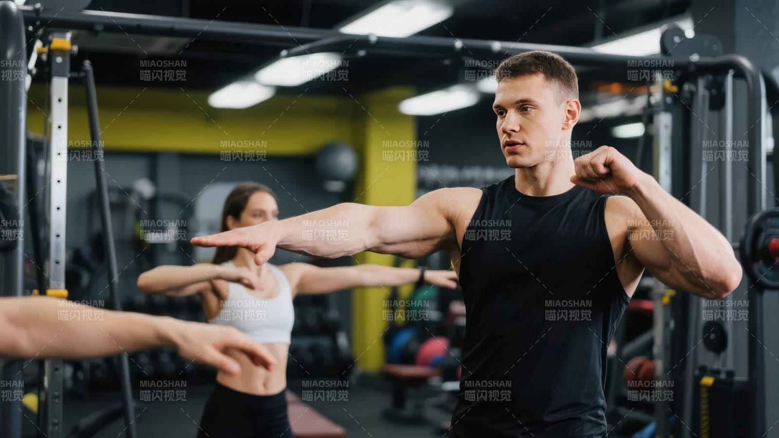 健身房内健身训练图片