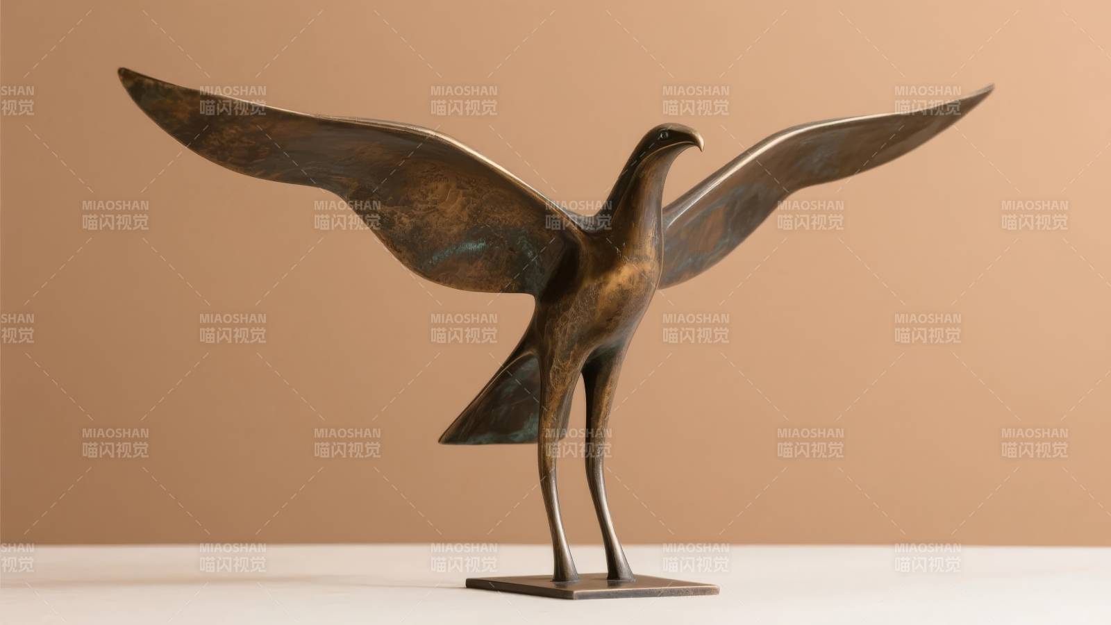 展翅飞鸟雕塑图片