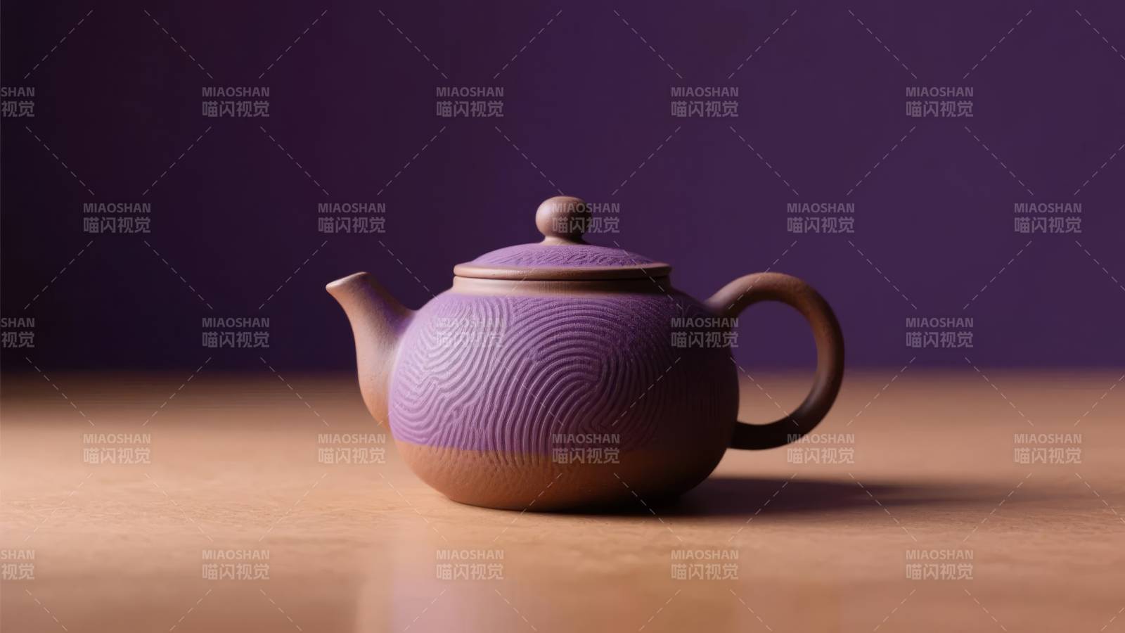 紫砂茶壶静置桌案图片