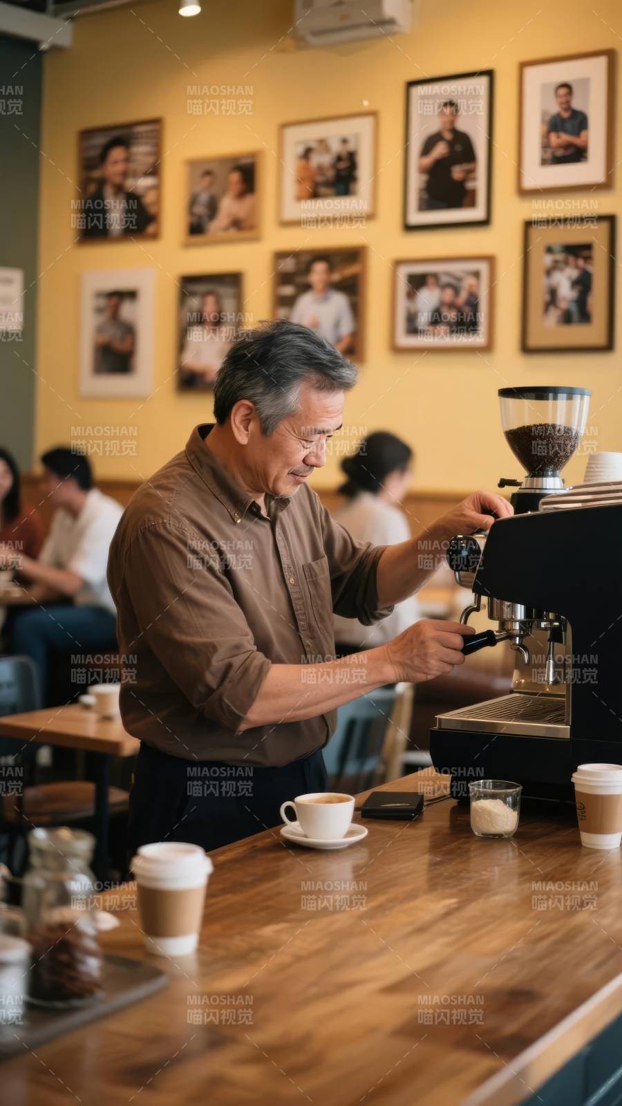 咖啡师专注冲泡图片