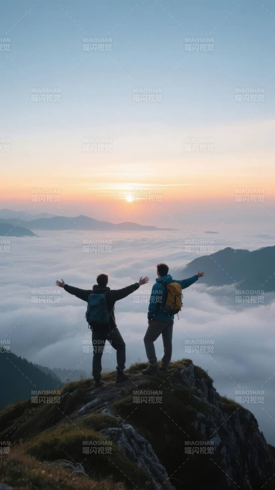 登顶望云海日出图片