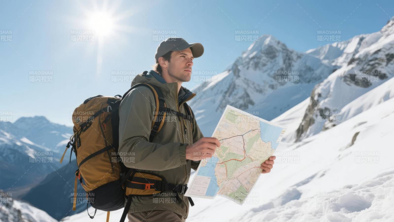 雪山徒步寻路图片