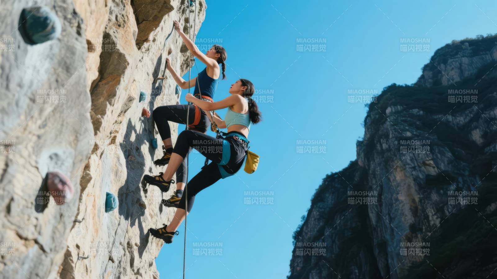 岩壁上的攀登者图片