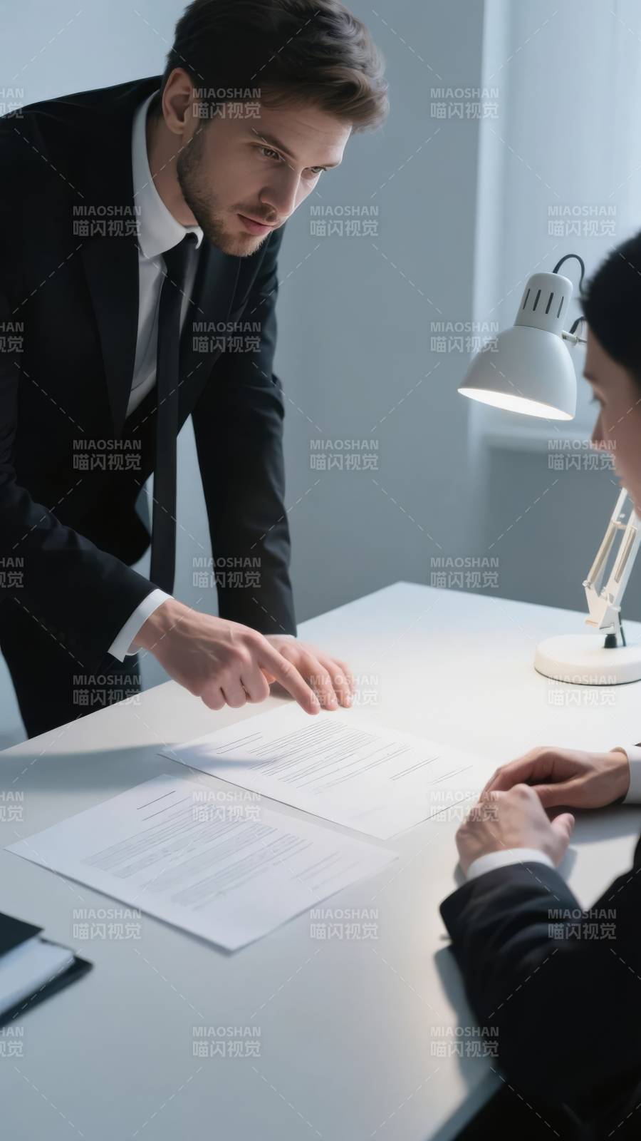 商务洽谈现场图片