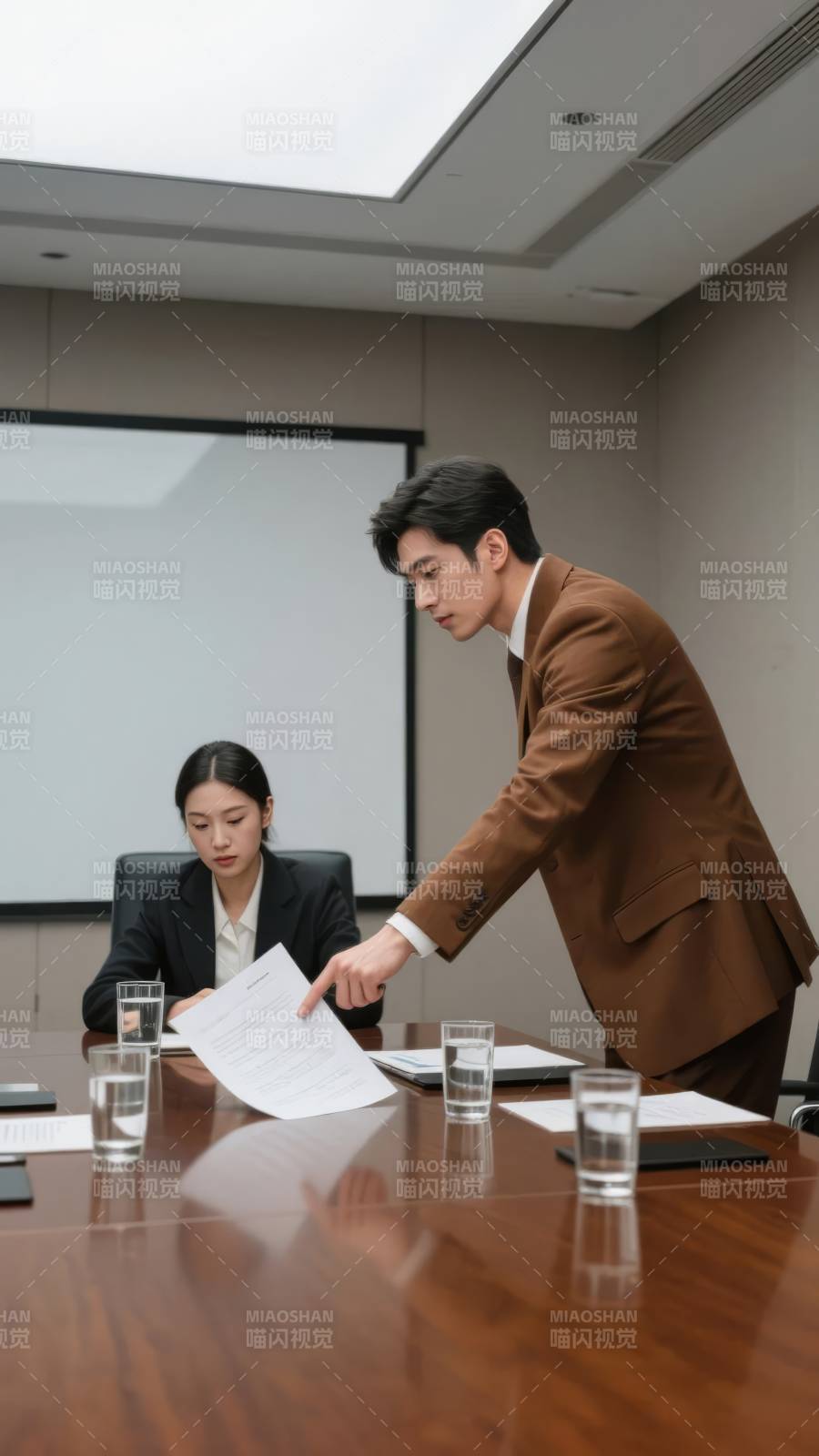 商务会议讨论文件图片