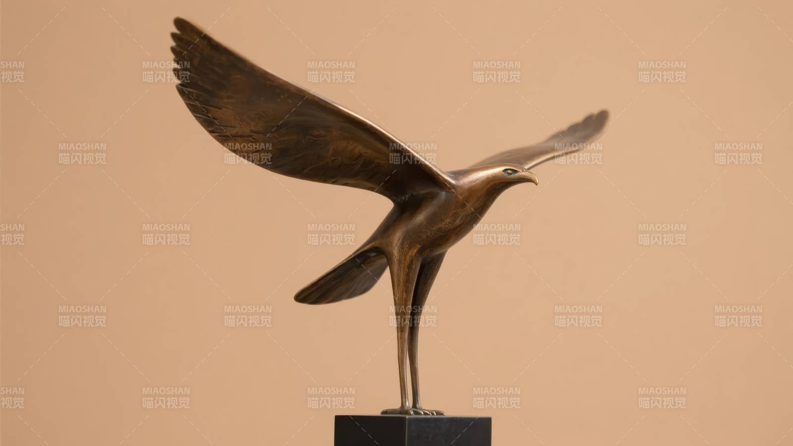 展翅雄鹰雕塑图片