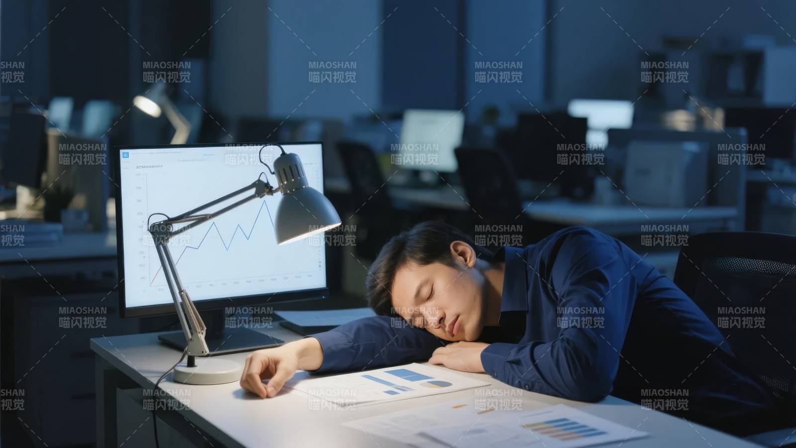 加班疲惫睡着了图片