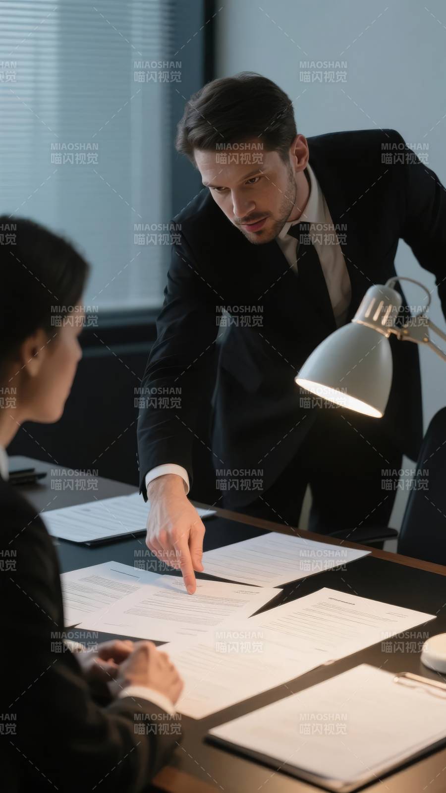 商务谈判现场图片