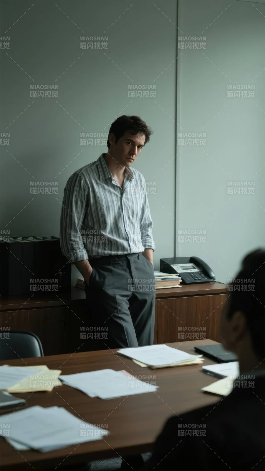 办公室里的沉思者图片
