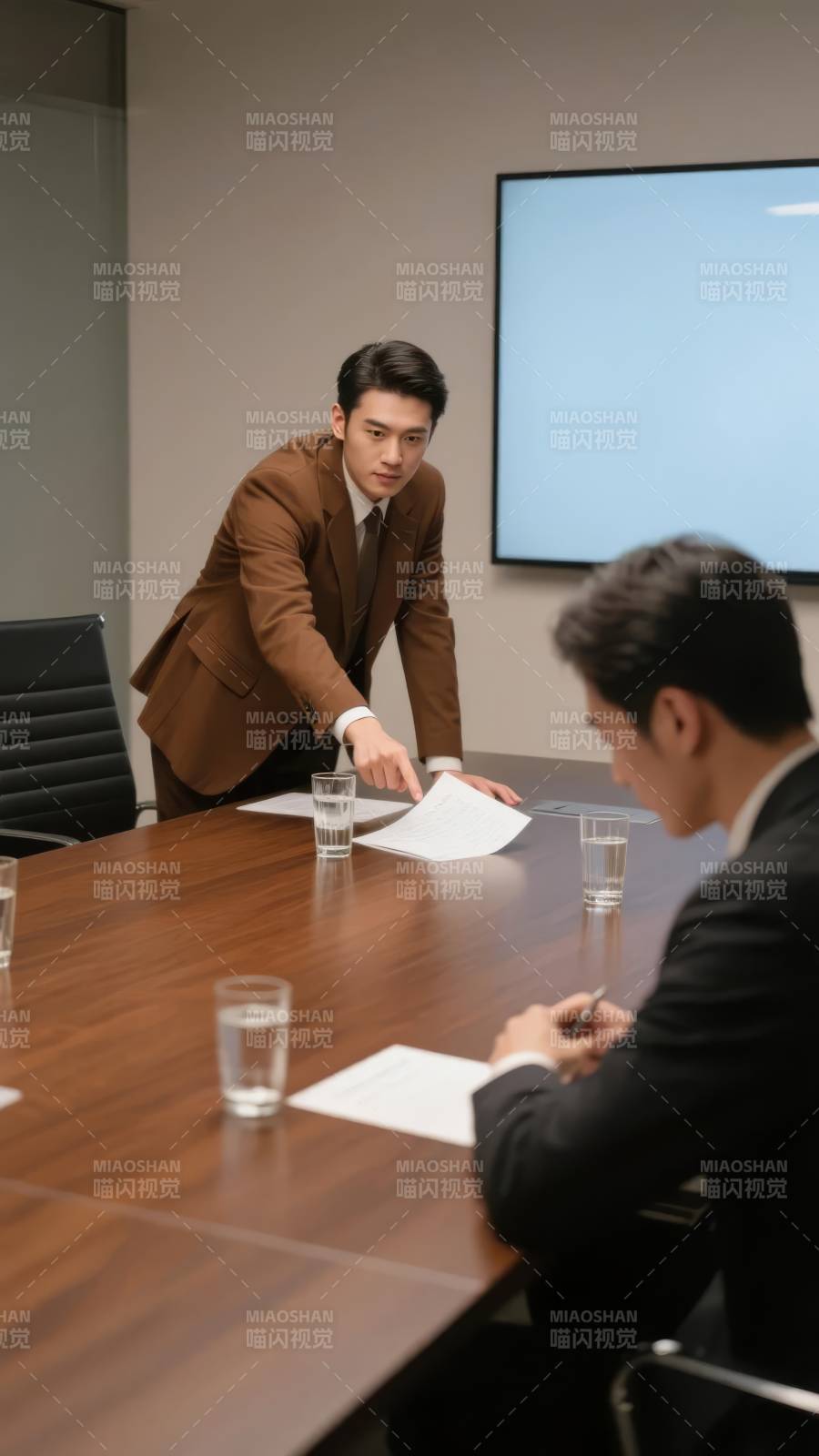 商务会议进行中图片