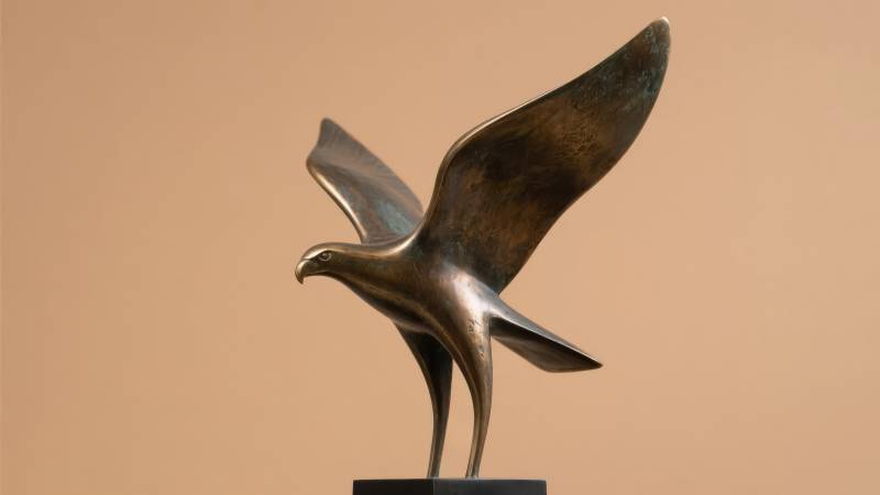 展翅雄鹰雕塑图片