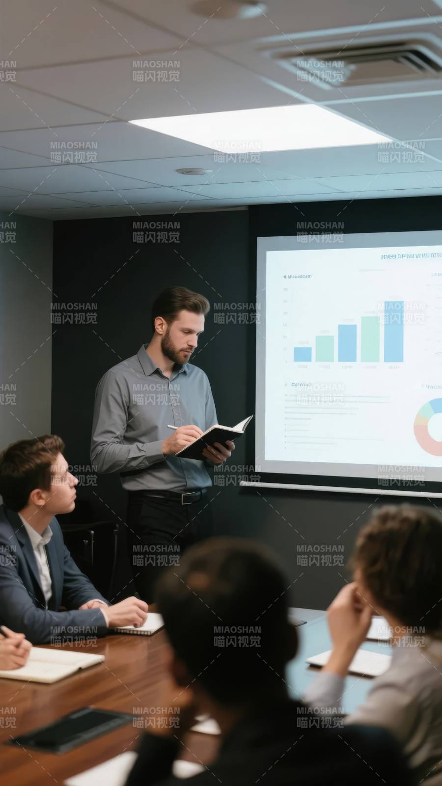 商务会议进行中图片