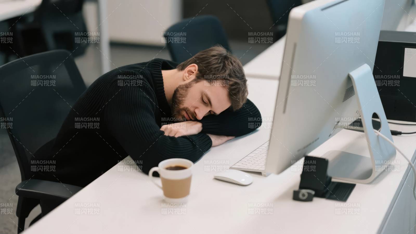办公室午休瞬间图片