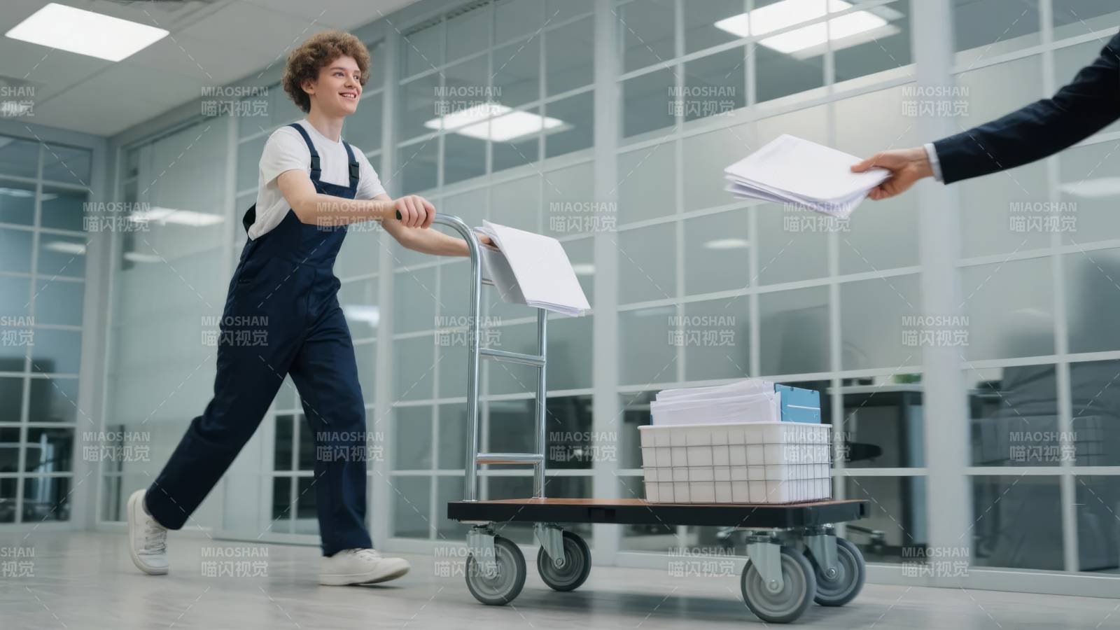 办公室搬运文件图片