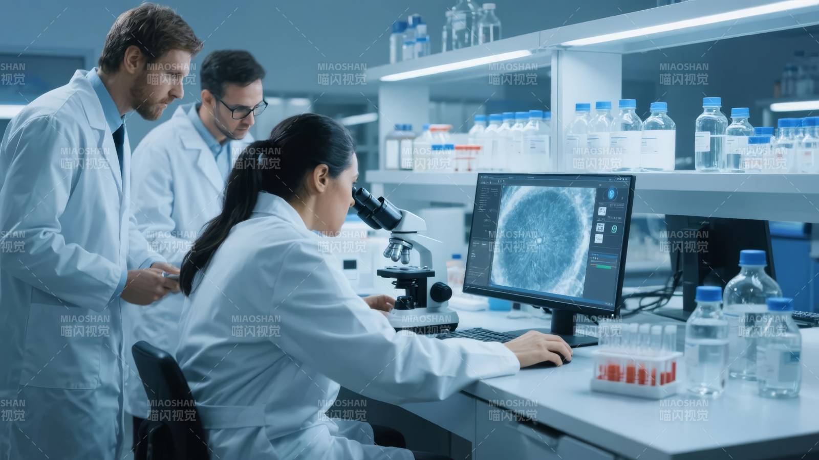 实验室科研人员工作图片