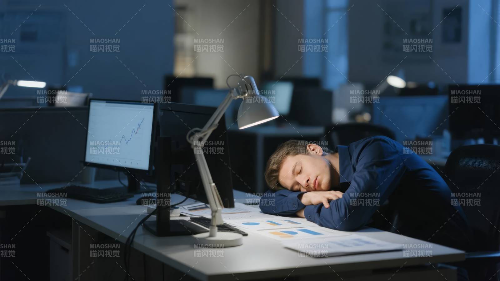 深夜加班睡着了图片