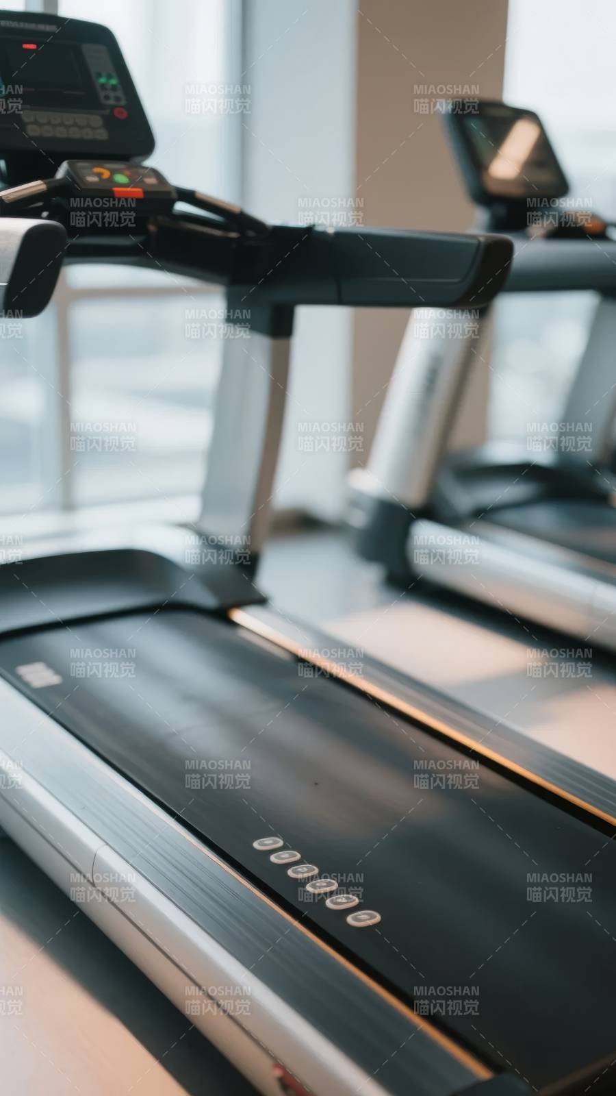 健身房内的跑步机图片