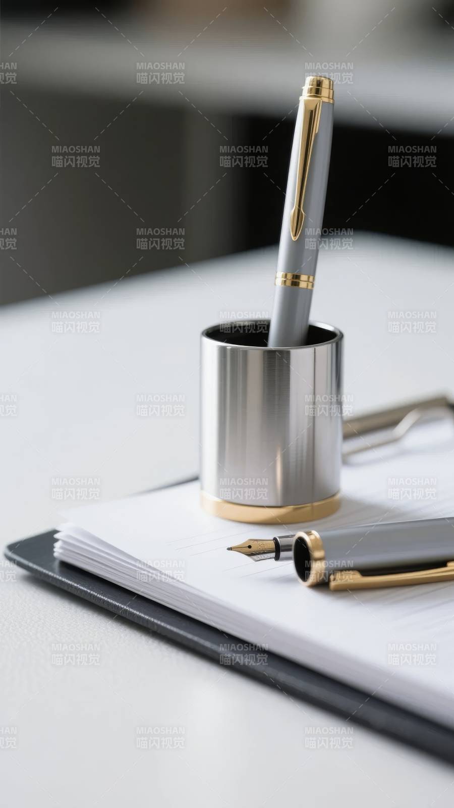 办公桌上的笔筒与笔记本图片