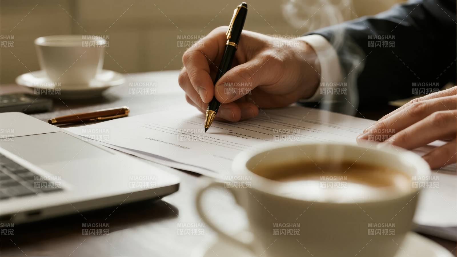 办公桌上的文件签署与咖啡图片