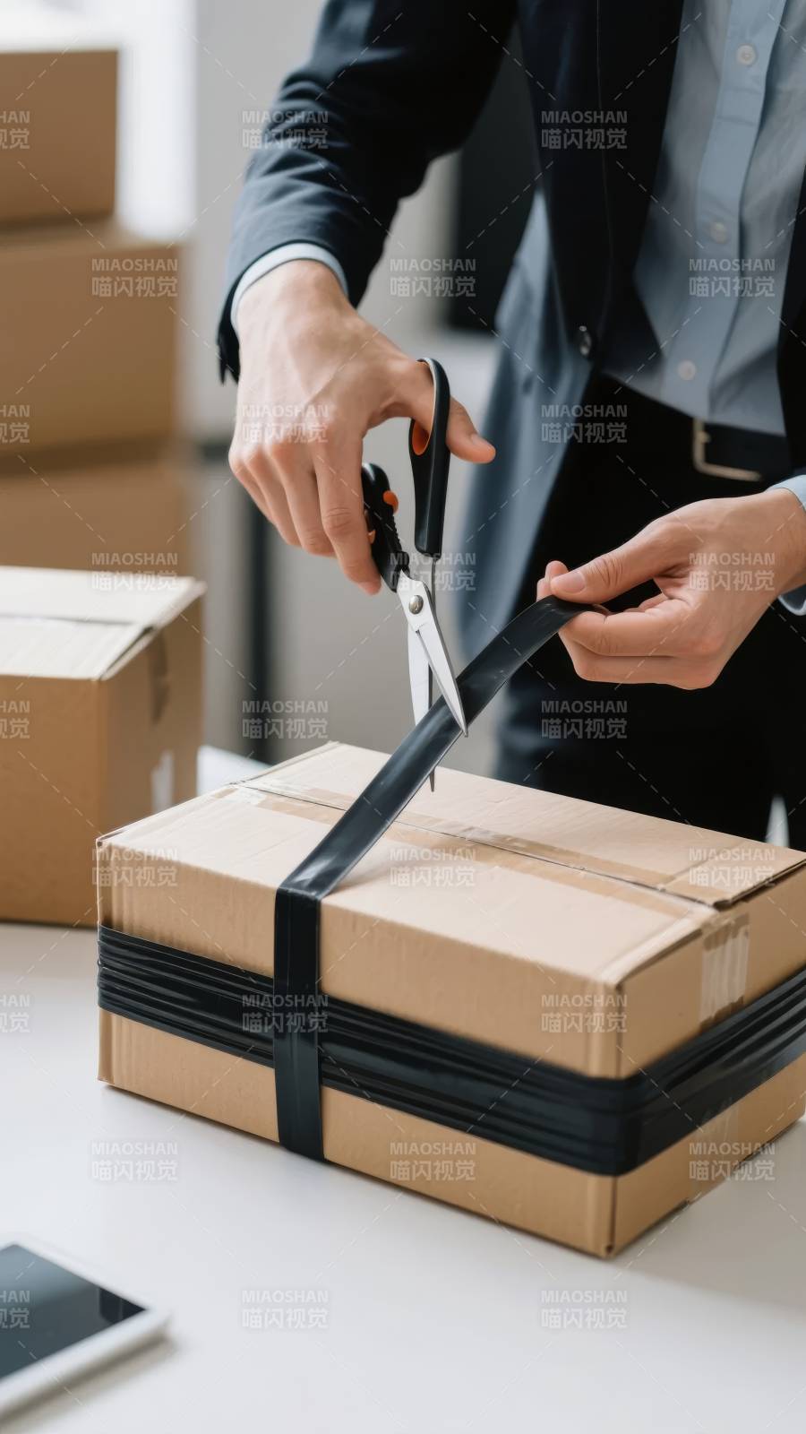办公人员剪开包裹胶带图片