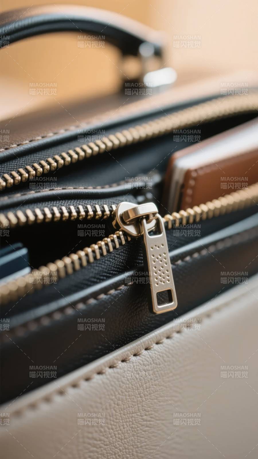 黑色皮革手提包的拉链细节图片