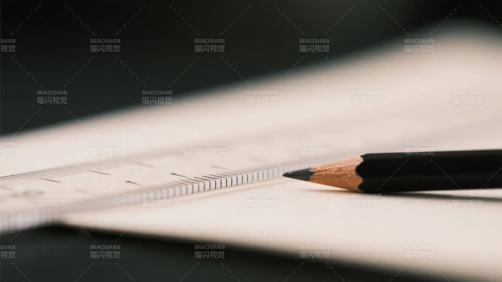 铅笔与尺子静置于纸张之上图片