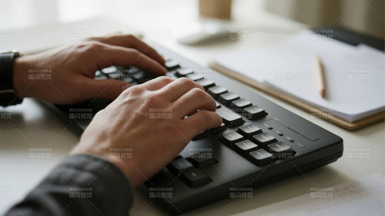 双手在键盘上打字的特写图片