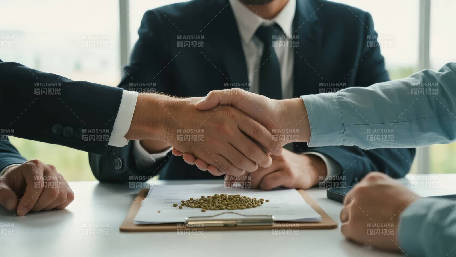 商务人士握手，桌上散落咖啡豆图片