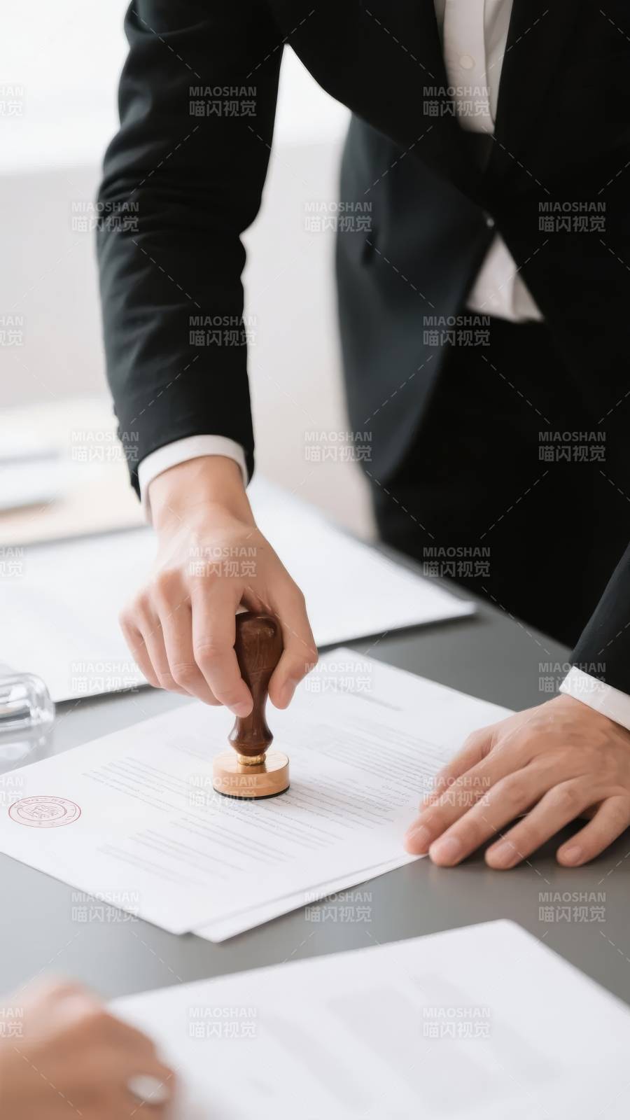 商务人士在文件上盖章图片