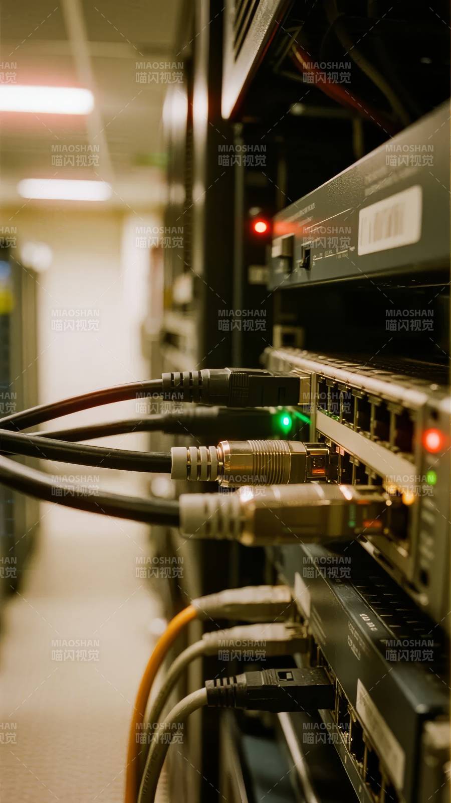 服务器机柜中的网络设备与连接线图片