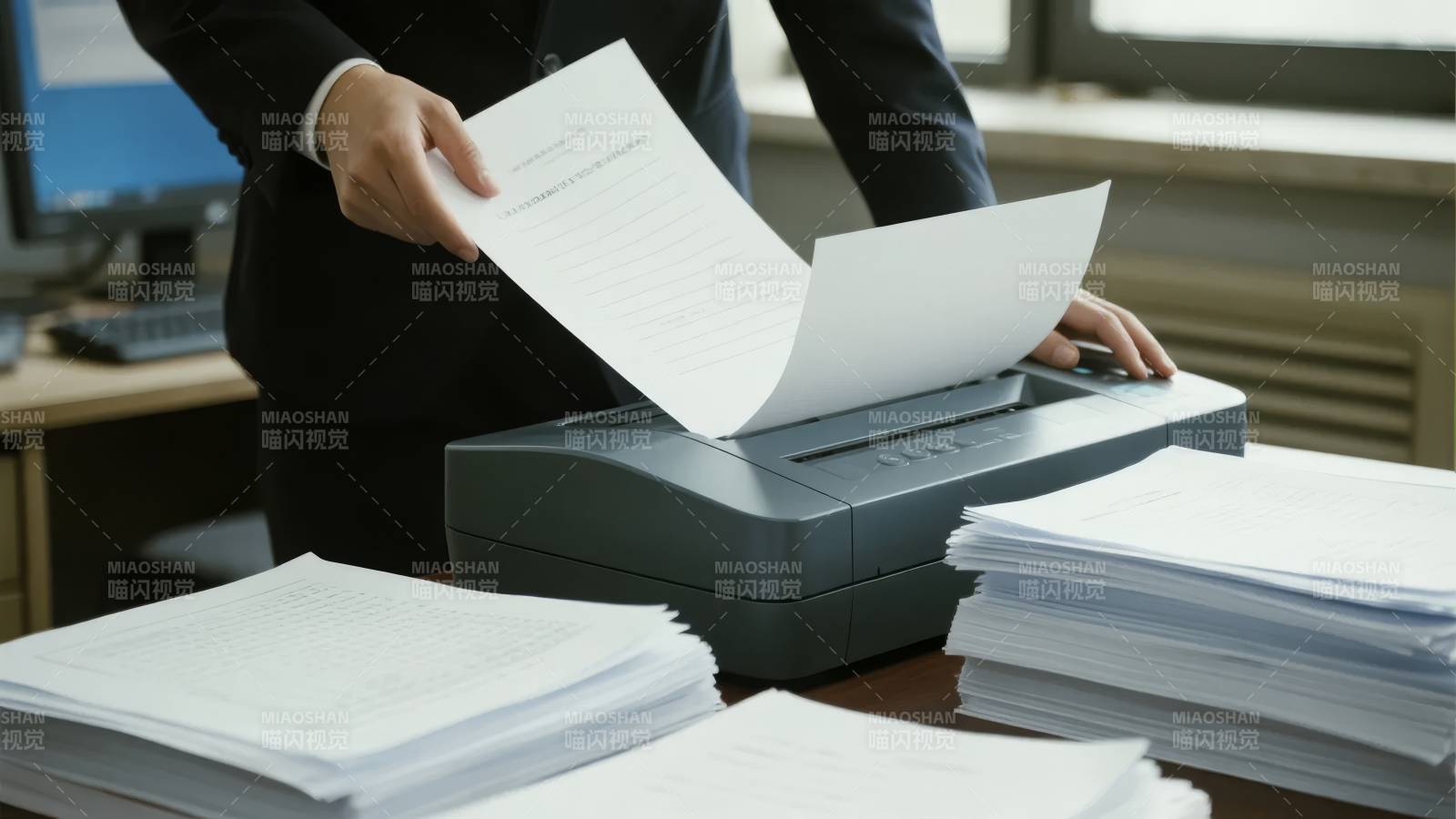 办公人员操作打印机处理文件图片