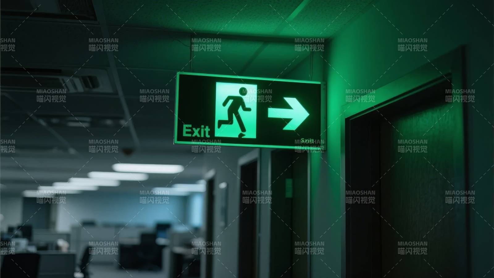 绿色紧急出口标志照亮的走廊图片