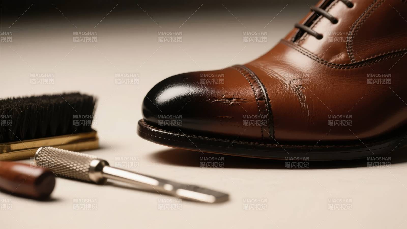棕色皮鞋与护理工具特写图片