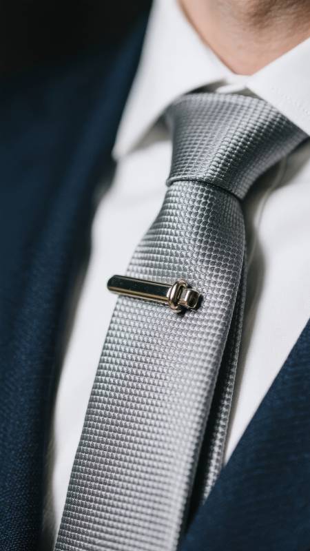 男士西装领带与领带夹特写图片