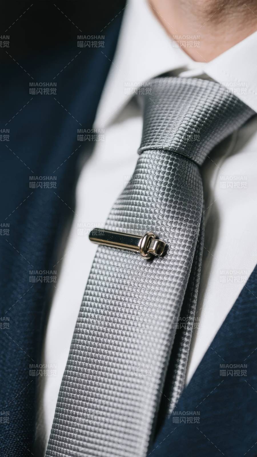 男士西装领带与领带夹特写图片