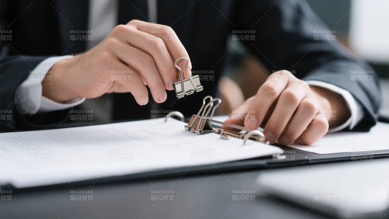 商务人士整理文件夹图片