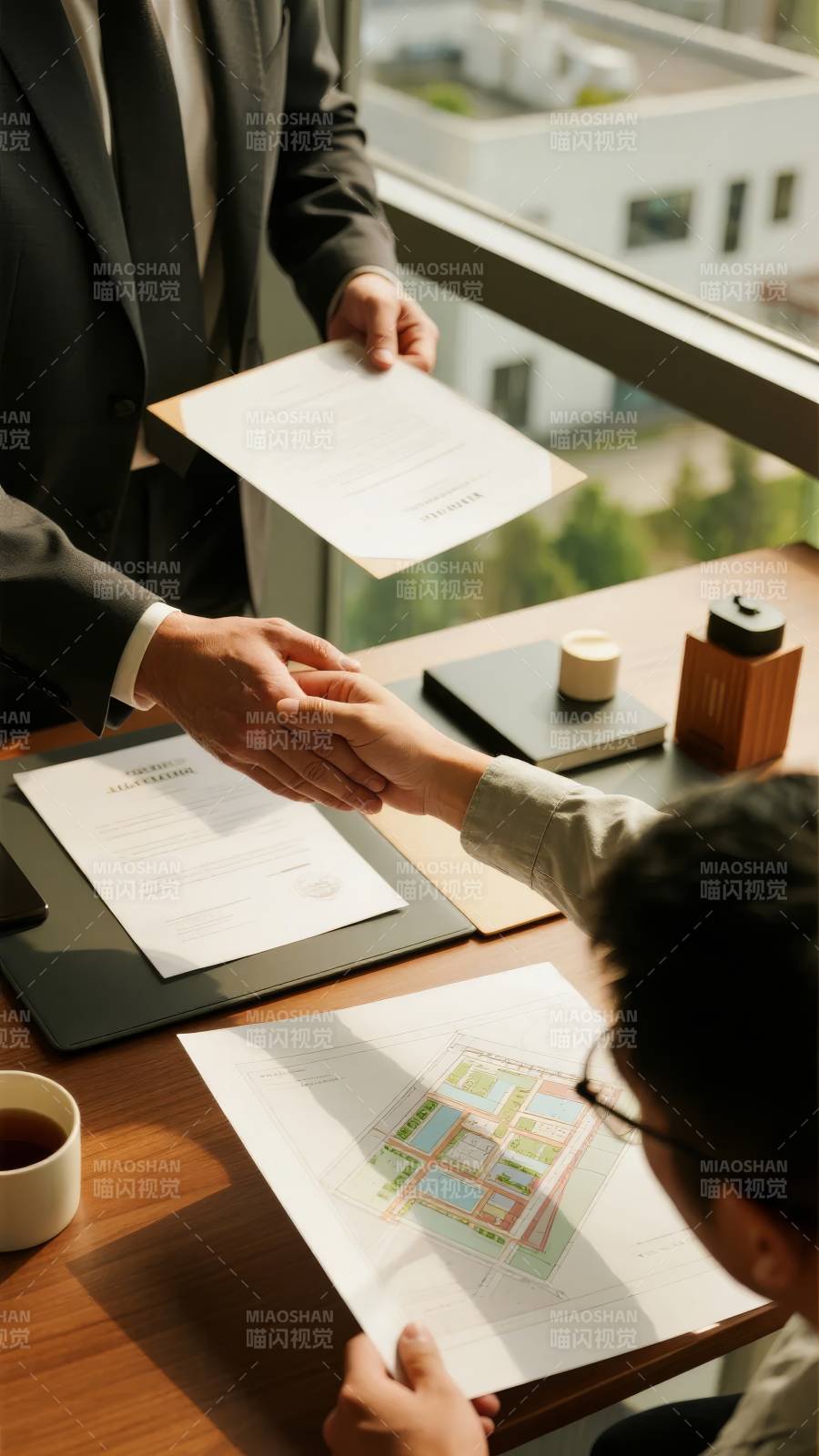 商务洽谈，握手确认合作图片