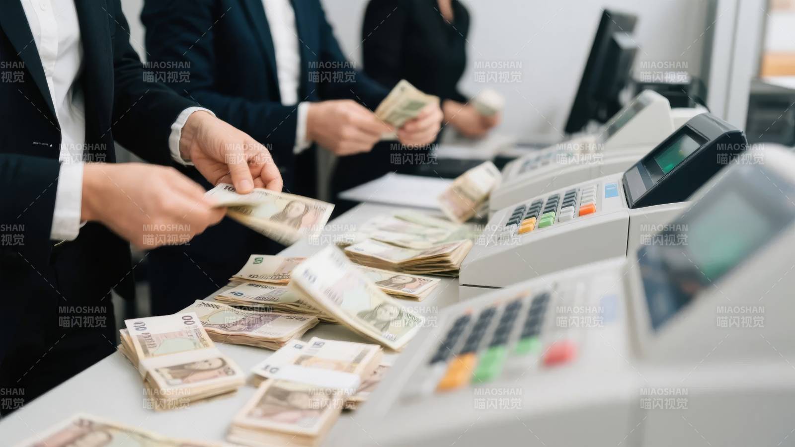 银行柜台现金交易场景图片