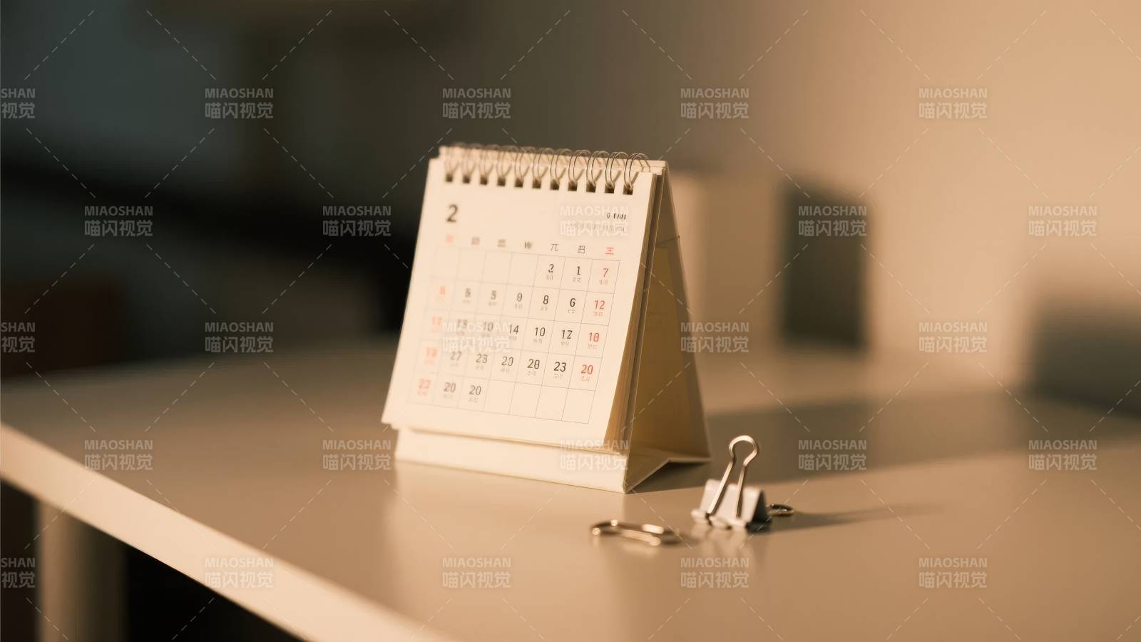 桌上的台历与回形针图片
