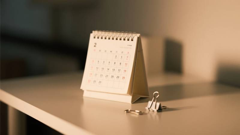 桌上的台历与回形针图片