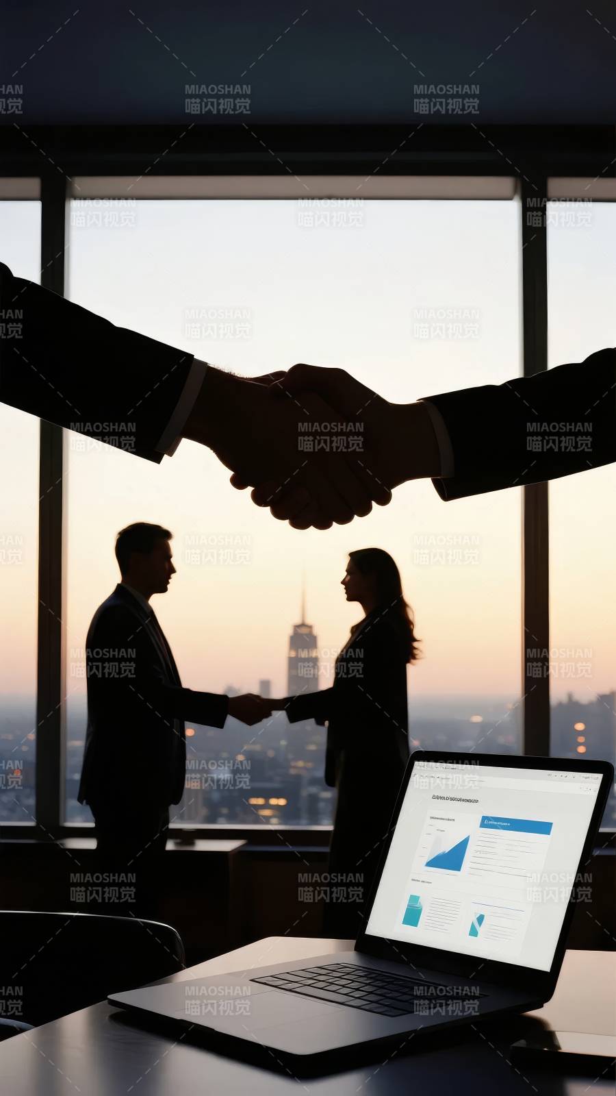 商务人士握手，背景城市剪影图片