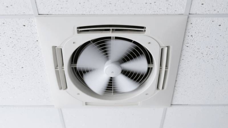 天花板嵌入式风扇运转中图片