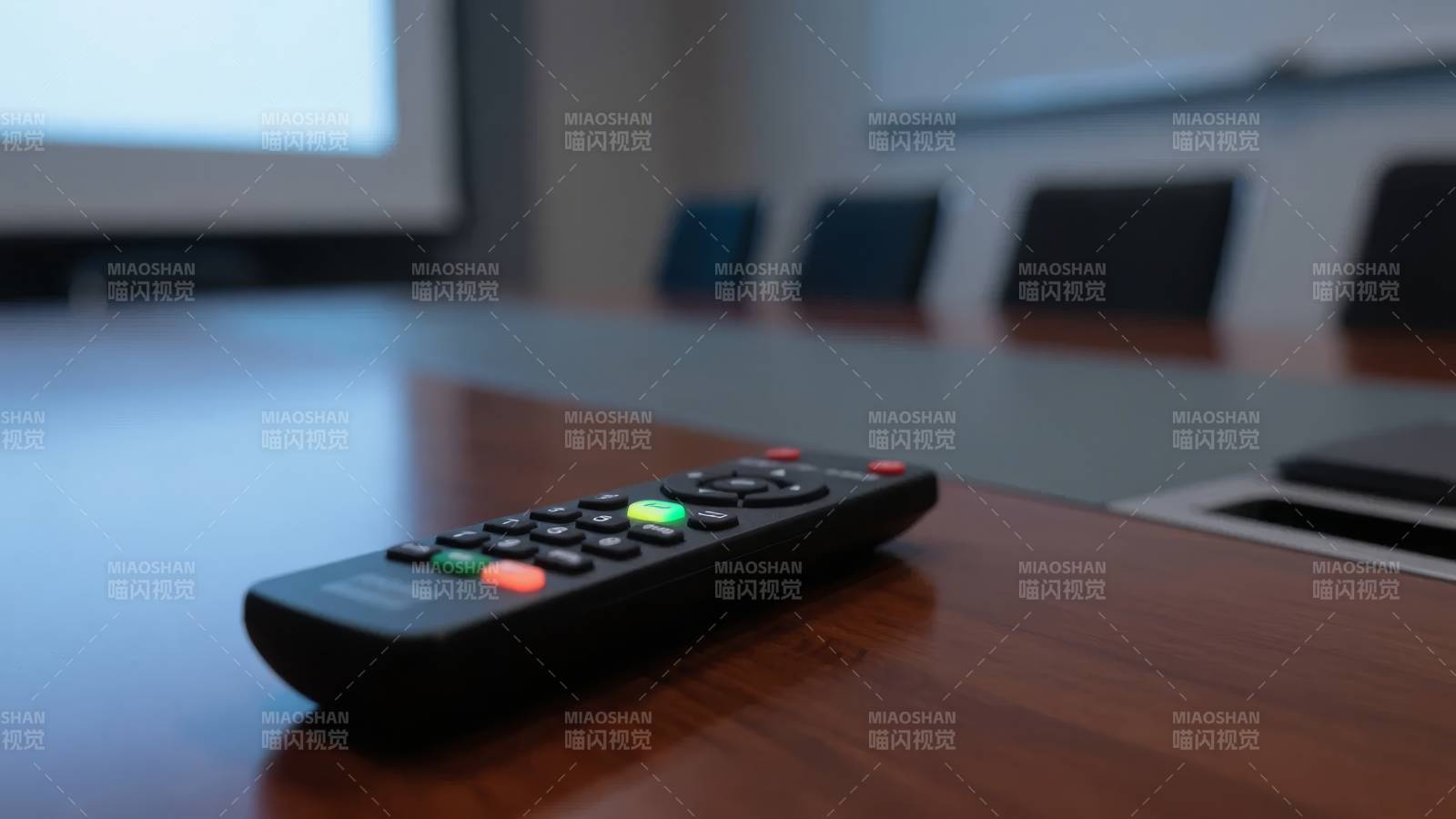 会议室中的遥控器图片