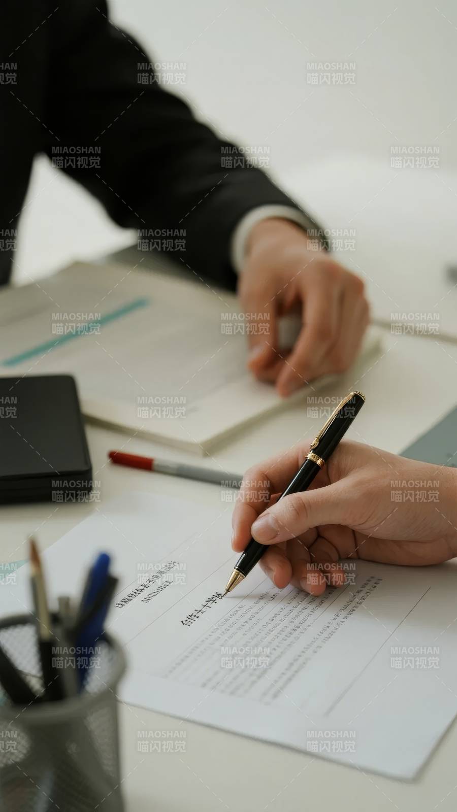 商务人士签署文件图片